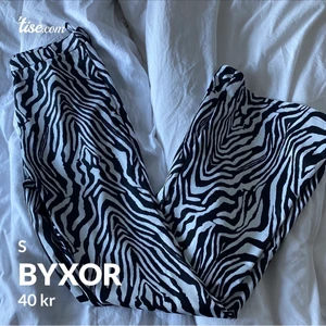 Byxor - läs texten i min bio innan ni skickar massa frågor! snabba, direkta och krångelfria köp prioriteras! säljer ut massa från min garderob till ett billigt pris, pruta ej! fast fraktpris! önskar du däremot köpa flera av mina kläder kan jag skicka detta i samma paket för fraktpriset av en! 