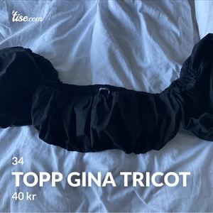 Topp från Gina Tricot - läs texten i min bio innan ni skickar massa frågor! snabba, direkta och krångelfria köp prioriteras! säljer ut massa från min garderob till ett billigt pris, pruta ej! fast fraktpris! önskar du däremot köpa flera av mina kläder kan jag skicka detta i samma paket för fraktpriset av en! 