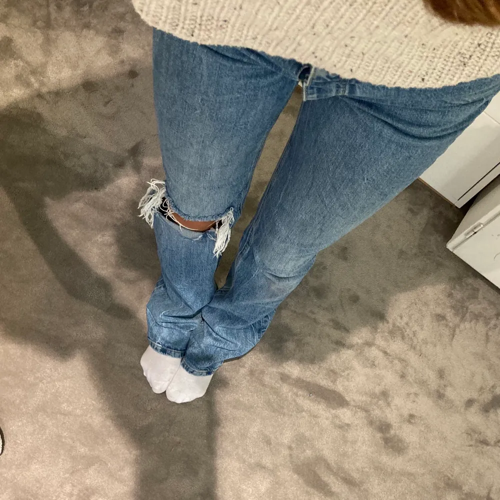 Blå zara jeans med hål på ena knät. Storlek 34 passar mig som vanligtvis har 36. Topskick!. Jeans & Byxor.