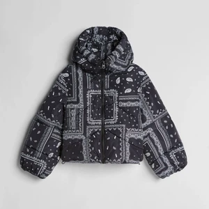 Dunjacka - Jacka i nyskick från Bershka som köptes för 500kr+frakr i vintras och säljs då jag har alldeles för många jackor och inte kommer hinna använda den hahaha❤❤.