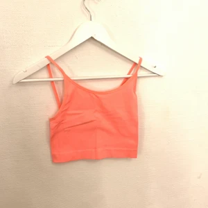 Toppar  - Två toppar i neon orange och neon rosa aldrig använt båda för 100 annars kostar st 60kr 