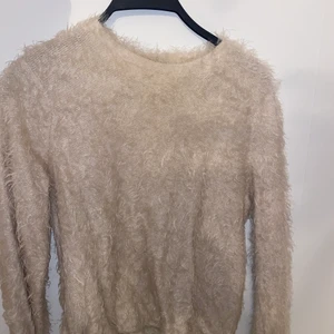 Tröja mango - Lurvig och mysig beige/vit tröja från mango. Perfekt senare till hösten när det börjar bli kallt🥶🥶. Är i bra begagnat skick, köpt från en sida på instagram, storlek s/36. Kliar inte och är väldigt skön☺️☺️