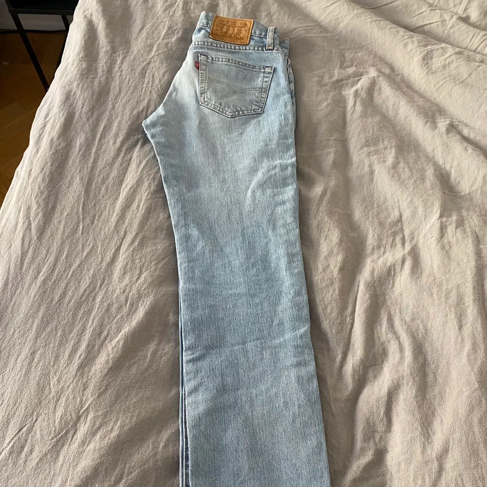 Ett par ljusa levis jeans w28 l32. Jeans & Byxor.