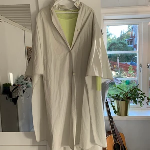 Vintage trenchponcho - Mäktet när man glider fram i denna med ett par bra solglasögon på vernissage. Jag brukade kombinera med typ neon. Det är alltså en trenchcoat som är en poncho typ? Så ovanlig!