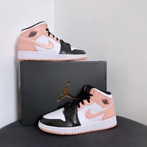 Jordan 1 Mid Crimson Tint - Jordan 1 Mid Crimson Tint  Storlek: 37.5📐  Helt nya med Box📦  Pris: 1450💸 