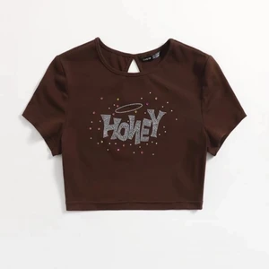 Crop top - Säljer denna fina HONEY tröjan från shein💗 Tröjan är väldigt stretchig och är bara använd 1 gång, så är i väldigt bra skick💗 20kr + frakt