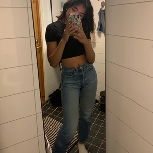 Levis Ribcage  - Levis Ribcage i storlek 24/30 passar mig som är 160cm! Säljer dem då inte kommer till användning längre. Jättefina fortfarande. Fler bilder kan fås vid intresse ❤️❤️