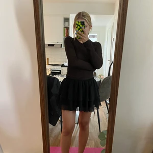 Svart volang kjol - Från bikbok, köptes för många år sedan. Kommer inte längre till användning men är i gott skick! Har ett ganska ”brett” midjeband så man kan ha den kort eller lite längre. Väääldigt bekväm och stretchig.