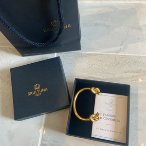 Skuldtuna armband-Massive Knot Cuff - Helt nytt och oanvänt skuldtuna armband! Köpt för 1000kr,bud från 800kr. Allt på bilden tillkommer. Köparen betalar frakten.