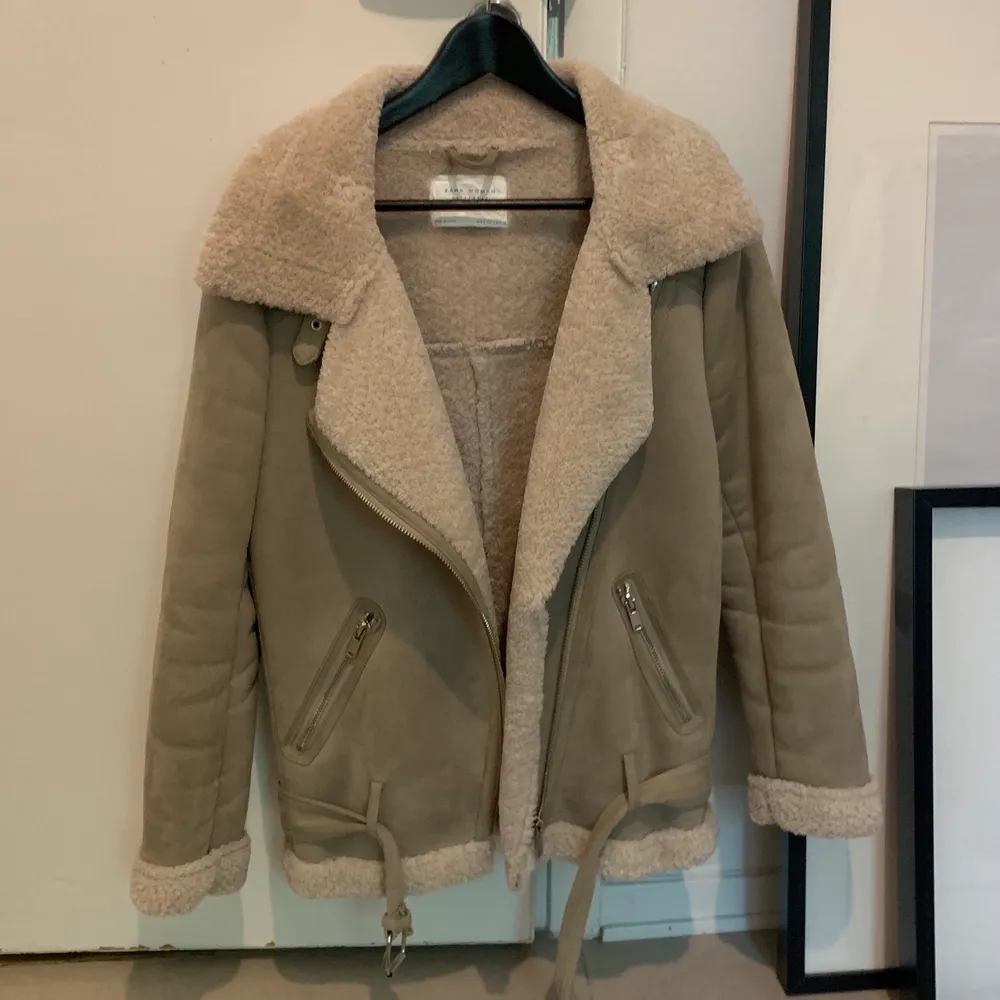 Säljer denna jacka från Zara som är köpt här på Plick i nytt skick. Endast använd ett fåtal gånger så jackan är i gott skick:) möts upp💕. Jackor.