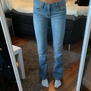 Hollister jeans - Ljusblå lågmidjade bootcut jeans från hollister. Superskönt material men tyvärr för stora i midjan för mig! Storlek 25/31💕 köparen står för frakt! 