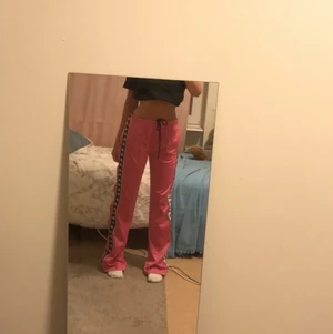 Kappa Astoria pants, strl M - Skitsnygga rosa trackpants i storlek M, nyskick endast använts vid ett tillfälle. Säljs nu pågrund av att de tyvärr är för långa( är själv 160 för att kunna jämföra) orginalpris: 600 kr. För mer info skriv privat🖤 