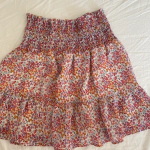 Blommig kjol🌸🌸 - Kjol från Modström i S! 