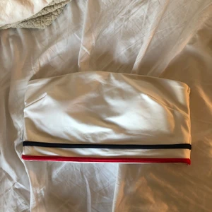 Bikini topp  - Säljer min oanvända bikini topp från H&M för att jag köpte fel storlek och inte orkade skicka tillbaka den. Köpte för 200kr och säljer för 100kr + frakt.😊💕🦋