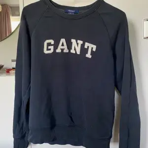 Mörkblå sweatshirt från Gant. Nypris 999 kr. Lite urtvättad men bra i skick annars. 