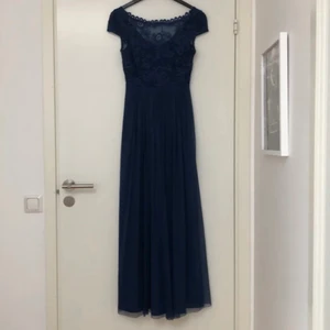Långklänning strl XS - Fin långklänning i strl XS. Skulle kunna funka på någon som har strl S också! Använd endast ett fåtal gånger. 