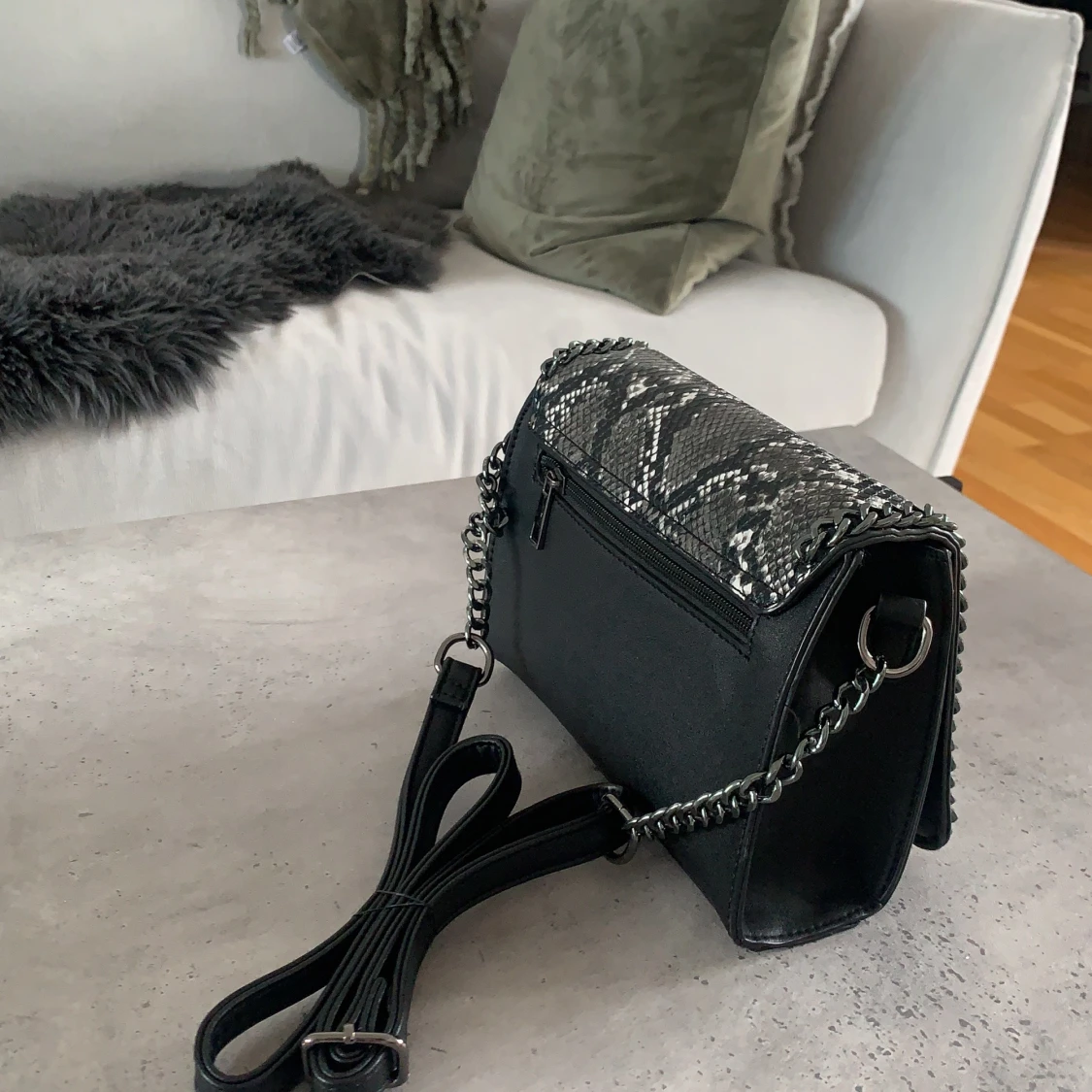 Väska, ormskinn med kedja  - 91