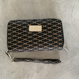 Plånbok, Vabene - Säljer denna plånbok ifrån Vabene⚡️Använt några fåtal gånger. Den har många olika fack och rymmer mycket. Frakt kan tillkomma⚡️