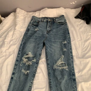 Ripped jeans size S - Använd 2-3 gånger det Passat inte mig så därför ska jag sälja denna och den är by tvättat