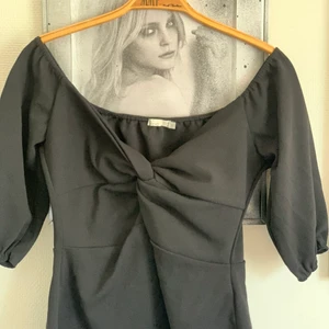 Topp - Snygg topp från Nelly som aldrig är använd storlek L men är liten i storlek så passar s/m! 