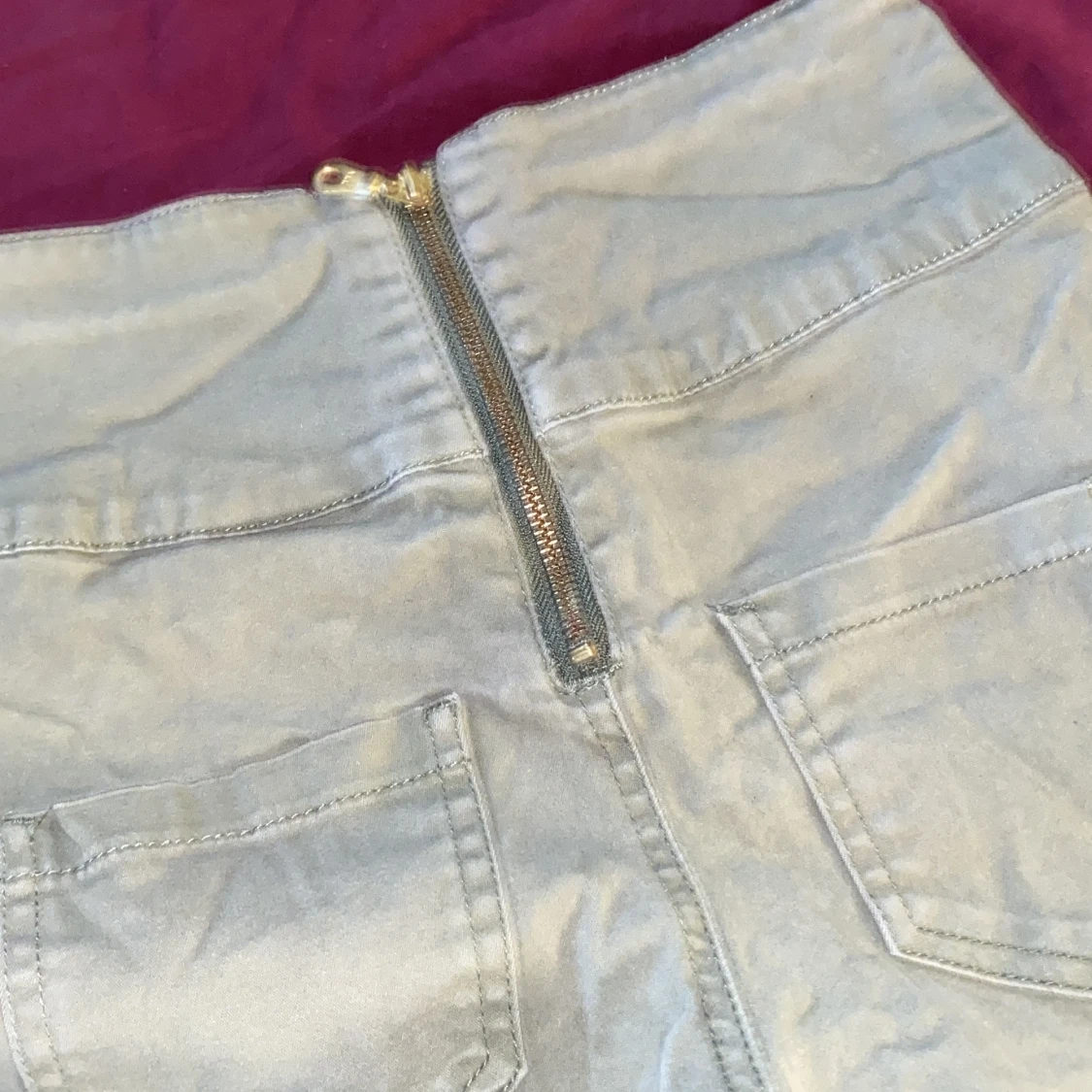 Gröna jeans med blixtlås på baksidan - 91