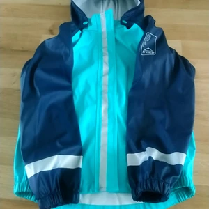 Regnjacka  - Hel och fin regnjacka, str 120