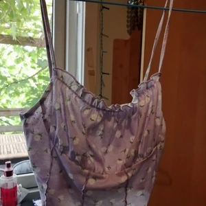 Blommig topp - Gullig topp/linne från shein. Jättefint och trendigt. Fin lila färg med små blommor på. Skönt material och väldigt mysig samtidigt som den är fin.