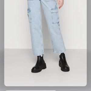 Jeans  - Aldeig använt, för stora och kan ej lämna tbx de. Nypris 500