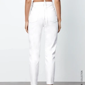 Vita momjeans - MOM JEANS - HI RISE - CARROT LEG - ANKLE LENGTH  Jeans av styvt tyg. Hög midja. Fem fickor. Knäppning fram med dragkedja och metallknapp. Skitsnygga! Nypris 360kr. Använda en gång. 