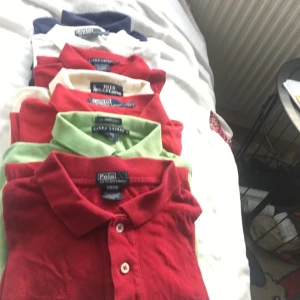 Fynda på fina polotröjor i olika färger  - Fynda på fina polotröjor i olika färger (grön, röd, vitt, mörk blå, gul) alla är kortärmad förutom den röda längste framme.