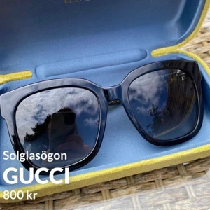 Gucci solglasögon  - Gucci solglasögon. Jättefint skick. Perfekta. Modellen påminner om Celines. Köpta på tise. Inget kvitto. Men är 100% äkta. Säljs till 800 kr eller ett bra bud. 