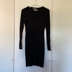 Svart klänning från Ginatricot stl L - Svart ribbad klänning från ginatricot i storlek LARGE. Plagget tvättas innan det skickas iväg 