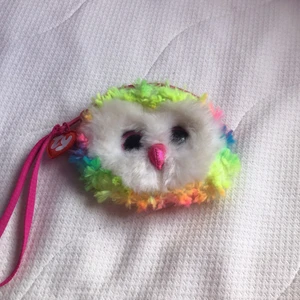 Uggle plånbok🌈 - Den är aldrig använd och den är regnbågig och fluffig🌈🦉 Den har ett rosa handtag, och ögon gjort av glas. 