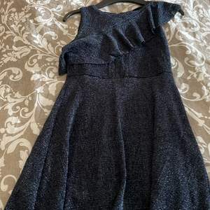 Mörkblå glitter klänning