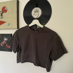 Grå croptop  - Hör av dig vid frågor💚