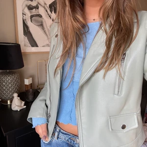 Skinnjacka - Denna gröna skinnjacka (ej äkta skinn) är i storlek 38 och är ifrån ASOS. Skulle dock säga att det är mer en S då den är liten i storleken. Den är i väldigt bra skick och har inga direkt tecken på användning.  