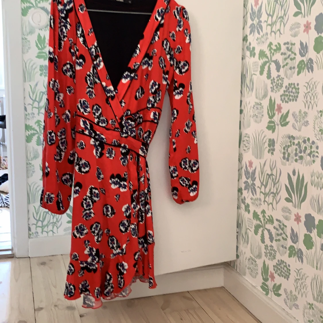 Röd blommig klänning - 90