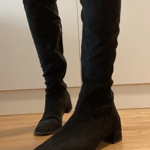 Knähöga skor, svart - Stolek 40, bra skick! höga skor som slutar stax under knät! Dma för flera bilder :) 