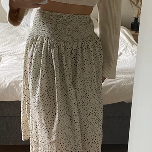 Kjol - Fin kjol som går nedanför knäna. Väldigt stretchig i midjan. Storleken är 146/152 men dom är som Small