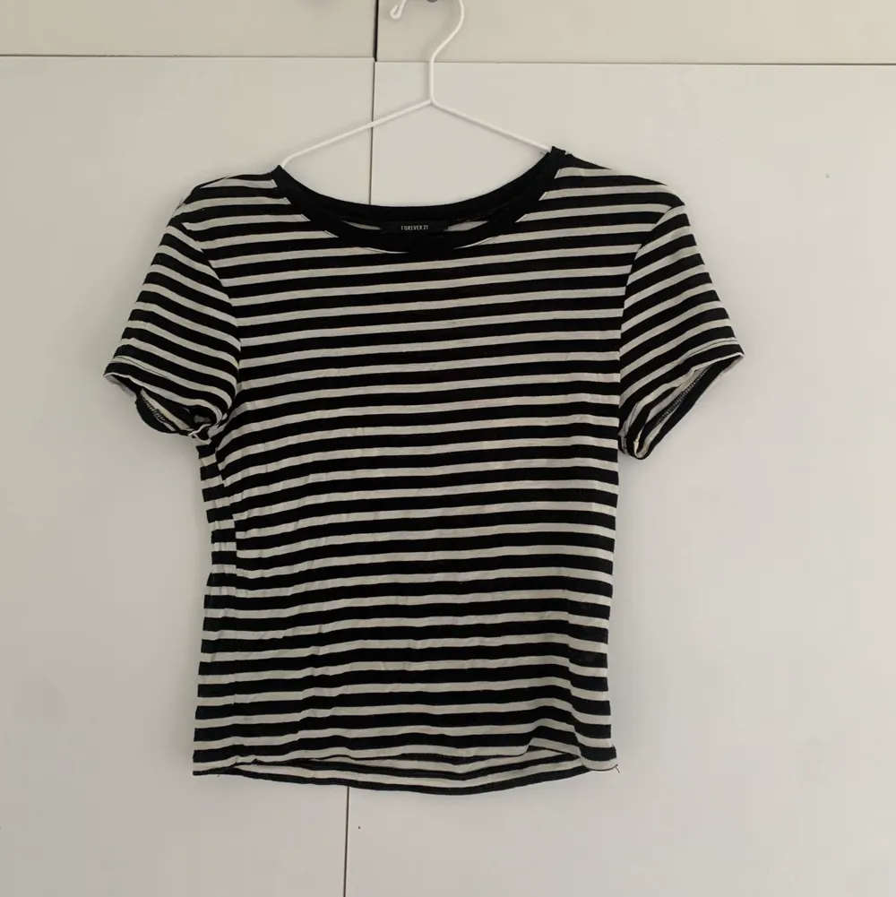 Asgullig randig t shirt köpt på forever 21! Knappt använd, sitter perfekt på mig som är en XS-s, lite croppad.. T-shirts.