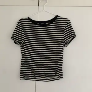 Asgullig randig t shirt köpt på forever 21! Knappt använd, sitter perfekt på mig som är en XS-s, lite croppad.