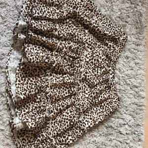 Jättefin leopard kjol använd endast 2ggr som ny ! ❗️KIKA IN MINA ANDRA PLAGG❗️ Pris kan diskuteras! 
