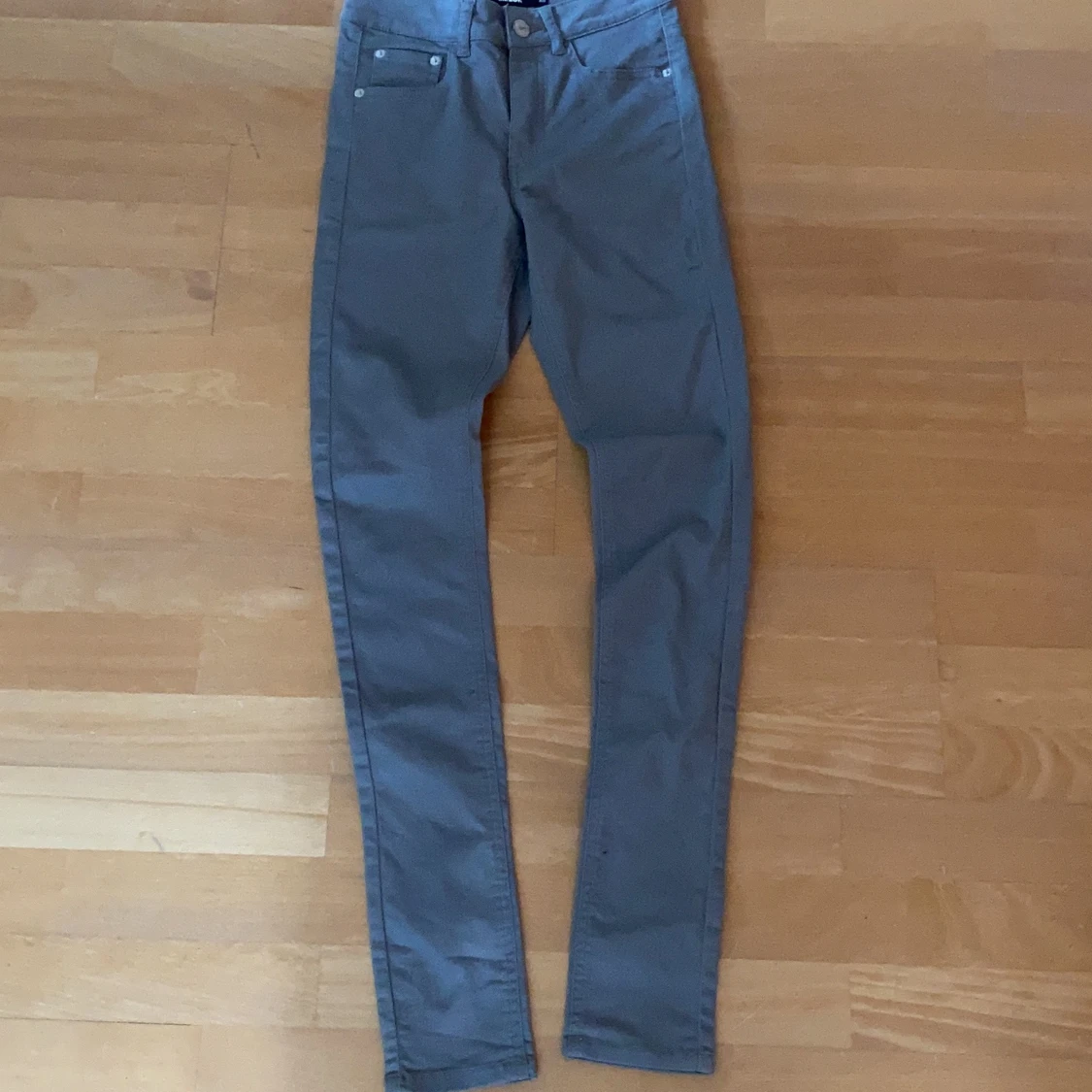Ljusgråa jeans