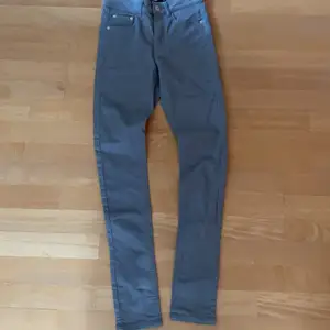 Ljusgråa jeans kommer från BIK BOK storlek XS                          ALDRIG ANDVÄNDA!!!