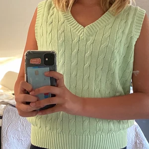 Väst  - En jätte snygg ljus grön väst från Brandy Melville! Använd ca 2-3 gånger💕