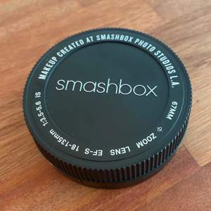 Smashbox puder i shade 02! Köptes av misstag, trodde den var transparant. Endast öppnad men inte använd! Passar mörkare hudtoner: https://m.smashbox.com/product/24740/68659/face/setting/photo-finish-fresh-setting-powder?shade=Shade_02  ✨ kan skickas mot frakt men observera att skyddsplasten är borta och insidan troligen kommer att bli pudrig på resan 😅 