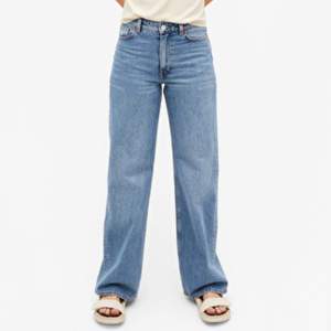 Blåa jeans från monki i modellen Yoko. Storlek 27, Pris: 150kr + frakt