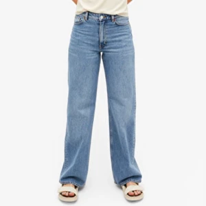 Jeans Yoko  - Blåa jeans från monki i modellen Yoko. Storlek 27, Pris: 150kr + frakt