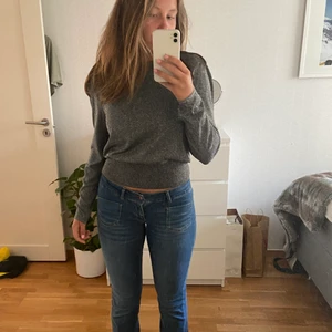 Glittrig topp hm - Säljer denna coola topp från hm💓 använd 1 gång och därför i väldigt gott skick! Materialet är svart och silverglittrigt (bild 3) storlek M/38