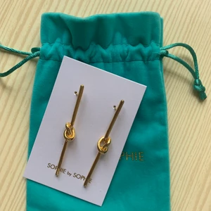 Sophie by sophie örhängen  - Aldrig använda sophie by sophie örhängen som aldrig går ut ur stil! köpta på NK, orginal pris: 1290kr. 